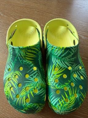 CROCS Women’s 6 Tropical Leaf Wedge/Platform Clogs - Green/Yellow